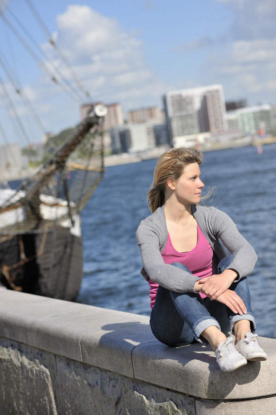 帆船,西方人,膝盖,一个人,栏杆,坐,抱,竖图,室外,白天,正面,海浪,海洋,石头,船,欧洲,欧洲人,仅一个年轻女性,仅一个女性,仅一个人,一艘,阴影,波纹,服装,裤子,光线,石子,影子,浪花,云,云朵,围栏,涟漪,云彩,扭头,注视,牛仔裤,休闲装,护栏,衣服,粉色,蓝色,灰色,白云,蓝天,水纹,天空,阳光,海水,交通工具,波浪,天,观察,看,转头,休闲,休闲服,服饰,晴朗,抱着,观看,察看,搂着,关注,载具,海景,水晕,年轻女性,女人,女性,白种人,大海,风浪,海,海水的波动,近岸浪,石块,岩石,涌浪,晴空,怀抱,搂,搂抱,相抱,拥抱,坐着,彩图,全身