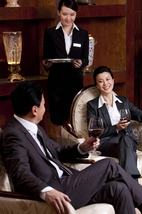 葡萄酒,东方人,成年人,中年人,老年人,三个人,同事,商务人士,商务男性,商务女性,坐,微笑,竖图,室内,正面,衬衫,商务,讨论,快乐,满意,幸福,骄傲,成功,合作,团队,集体,信心,酒店,北京,亚洲,喝,套装,开会,会议,酒类,二郎腿,听,餐盘,拿着,娱乐,大厅,队伍,会所,酒,饮料,面对面,红葡萄酒,放松,服务,财富,俱乐部,摄影,生活方式,权威,领导,优美,扶手椅,享乐,葡萄酒杯,成就,华贵,肖像,商务装,合伙,领袖,品酒,工薪阶层,东亚,欧洲文化,把握,老年男性,老年女性,男人,男性,年轻女性,女人,女性,亚洲人,中国人,年轻人,白领,上班族,侍者,休闲活动,说话,张开手臂,彩图,衬衣,旅行,首席执行官,上层阶级,商务会议,社交,客房服务,掌控