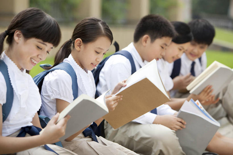 东方人,西方人,儿童,学生,操场,坐,横图,室外,白天,侧面,裙子,快乐,兴奋,友谊,幸福,纯洁,北京,欧洲,中国,欧洲人,亚洲,五个人,学习,正装,并排,书包,教育,校园,刺激,小孩,背包,教科书,休闲,家庭作业,健康,校服,活力,可爱,童年,童趣,读书,摄影,生长,生活方式,知识,享乐,童真,东亚,烂漫,无邪,无忧无虑,天真,男孩,女孩,白种人,亚洲人,中国人,孩子,书,坐着,半身,彩图,欢乐,小学,男生,女生,小学生,白色人种,国际学校,挨着