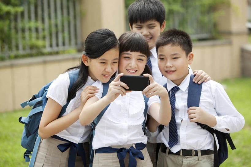 东方人,西方人,儿童,四个人,学生,操场,笑,微笑,露齿笑,横图,室外,白天,正面,裙子,时尚,快乐,兴奋,友谊,幸福,纯洁,分享,互联网,技术,手机,北京,欧洲,中国,欧洲人,亚洲,正装,书包,教育,拿着,校园,刺激,小孩,拍照,背包,休闲,健康,校服,活力,可爱,乐趣,童年,童趣,搭,自拍,摄影,生长,生活方式,酷,享乐,搭着,童真,智能手机,东亚,烂漫,无邪,无线电技术,无忧无虑,天真,男孩,女孩,白种人,亚洲人,中国人,孩子,半身,彩图,欢乐,小学,男生,女生,小学生,白色人种,国际学校,挨着