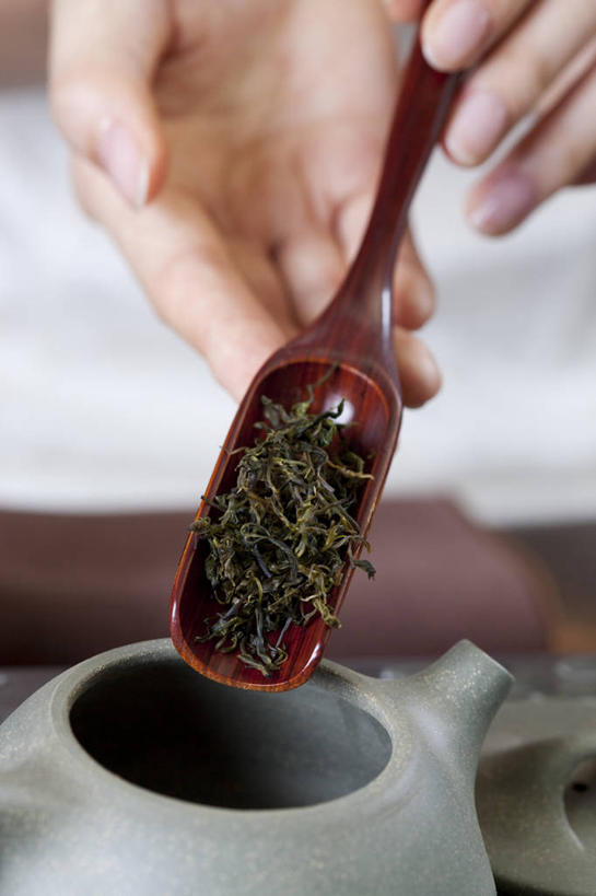 东方人,成年人,手,一个人,竖图,室内,特写,下午茶,茶,北京,中国,亚洲,仅一个年轻女性,仅一个女性,仅一个人,倒,准备,材料,瓷器,壶,茶道,茶叶,食品,陶瓷制品,饮品,古典,拿着,传统,饮食,食物,饮料,茶壶,容器,茶馆,花茶,职业,陶器,服务,摄影,中国茶,高雅,可口,清新,中国文化,古典风格,东亚,东亚文化,适口,年轻女性,女人,女性,亚洲人,中国人,年轻人,彩图,传统文化,茶匙