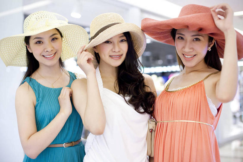 东方人,成年人,一个人,三个人,商店,笑,微笑,露齿笑,横图,室内,购物,时尚,快乐,友谊,幸福,消费,城市,帽子,北京,中国,亚洲,仅一个年轻女性,仅一个女性,仅一个人,并排,现代,顾客,遮阳帽,休闲,放松,乐趣,摄影,生活方式,活动,高雅,享乐,迷人,服装店,东亚,无忧无虑,年轻女性,女人,女性,亚洲人,中国人,年轻人,长发,休闲活动,半身,彩图,欢乐,闺密,挨着