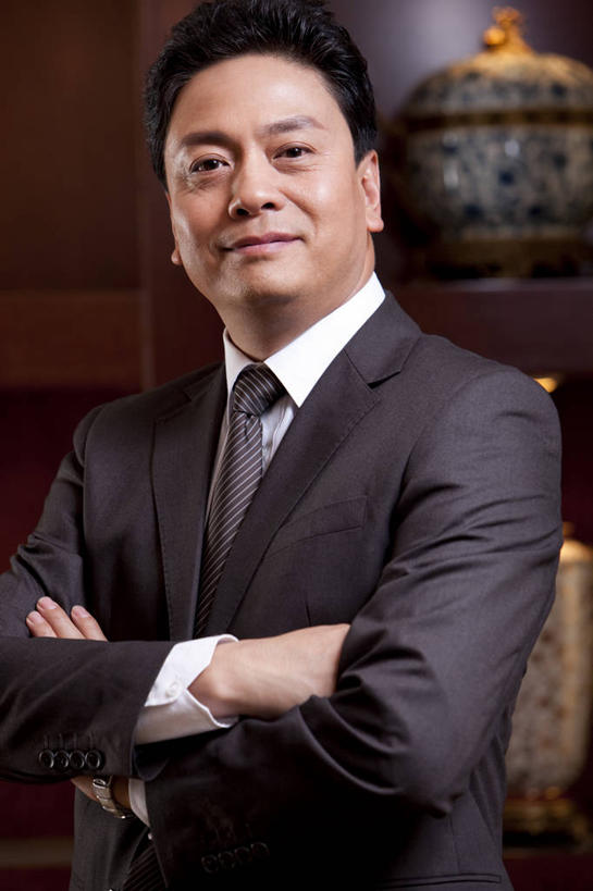 东方人,成年人,中年人,老年人,脸,头,脸颊,一个人,商务人士,商务男性,站,双手交叉,微笑,竖图,室内,正面,衬衫,商务,快乐,满意,幸福,骄傲,成功,信心,酒店,北京,中国,亚洲,仅一个男性,仅一个人,仅一个中年男性,套装,娱乐,大厅,会所,肩膀,财富,俱乐部,摄影,生活方式,权威,领导,双手抱胸,享乐,成就,华贵,商务装,工薪阶层,东亚,欧洲文化,把握,老年男性,男人,男性,中年男性,亚洲人,中国人,头部,脸部,脸蛋,面部,白领,上班族,彩图,衬衣,首席执行官,头等舱,上层阶级,社交,掌控