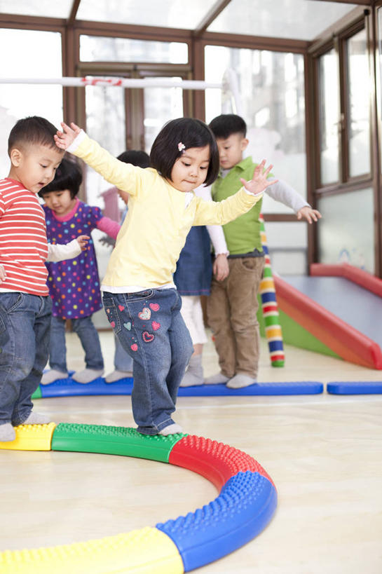 东方人,儿童,学生,竖图,室内,侧面,游戏,快乐,友谊,幸福,纯洁,合作,团队,北京,中国,亚洲,教育,休闲装,刺激,小孩,教室,体育课,同学,活力,可爱,乐趣,平衡,童年,童趣,摄影,生长,生活方式,指导,活动,协助,协调,专心,享乐,关爱,带领,童真,东亚,烂漫,无邪,发展,无忧无虑,天真,男孩,女孩,亚洲人,中国人,孩子,步行,张开手臂,彩图,欢乐,男生,女生,挨着,好奇心