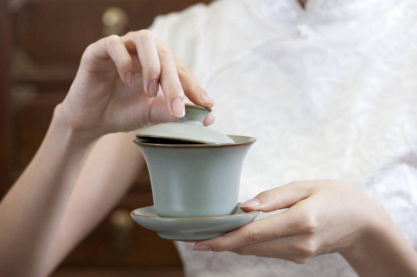 东方人,成年人,手,一个人,横图,室内,特写,正面,下午茶,茶,北京,中国,亚洲,仅一个年轻女性,仅一个女性,仅一个人,准备,旗袍,茶道,食品,饮品,古典,杯,拿着,传统,饮食,食物,饮料,茶碟,容器,茶馆,职业,陶器,摄影,有机食品,中国茶,部分,高雅,可口,清新,中国文化,古典风格,东亚,热饮,东亚文化,健康食物,适口,年轻女性,女人,女性,亚洲人,中国人,年轻人,茶杯,彩图,传统服装,给予,传统文化,青瓷