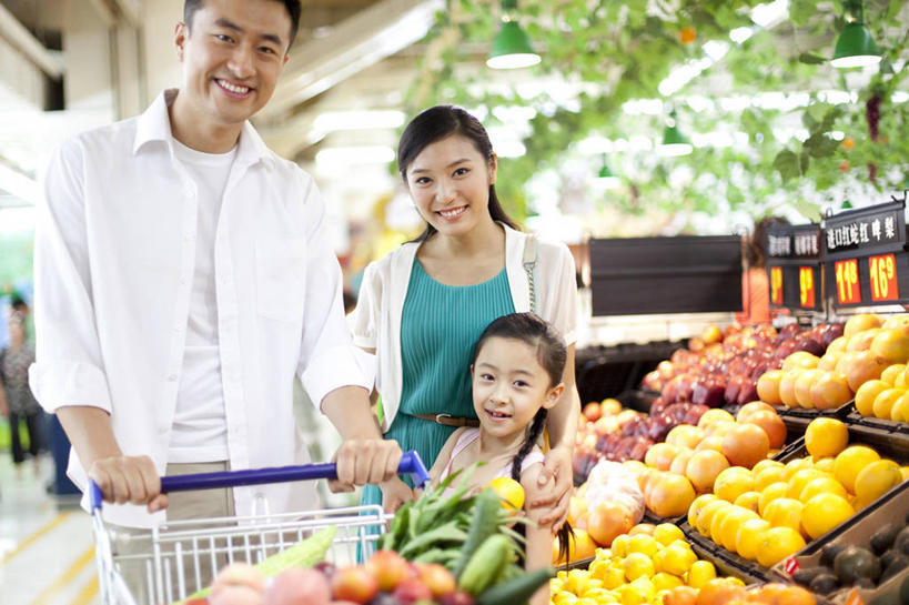 东方人,儿童,中年人,三个人,家庭,丈夫,妻子,母亲,父亲,女儿,商店,站,微笑,横图,室内,特写,购物,快乐,幸福,纯洁,消费,蔬菜,水果,购物车,北京,中国,亚洲,许多,商品,食品,水果摊,市场,很多,休闲装,货摊,排列,小孩,休闲,温暖,温馨,一家人,可爱,零售,童年,童趣,摄影,有机食品,和睦,清新,亲情,童真,东亚,烂漫,无邪,健康食物,天真,男人,男性,年轻女性,女孩,女人,女性,亚洲人,中国人,孩子,年轻人,超级市场,半身,彩图,欢乐,融洽,家务劳动