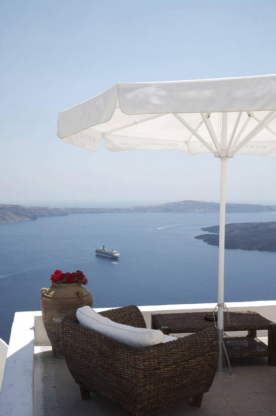 无人,竖图,室外,白天,海洋,水,家具,阳台,静物,希腊,欧洲,液体,遮阳伞,调料,盐,调味品,图像,调味料,阳伞,食盐,座位,风景,天空,摄影,扶手椅,基克拉迪群岛,圣托里尼岛,海景,盐水,希腊共和国,万里无云,基克拉泽斯群岛,彩图,旅行