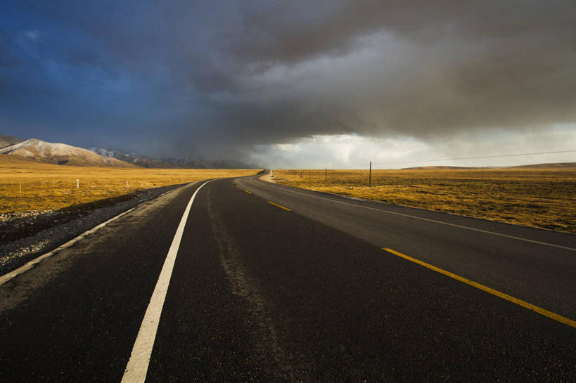 无人,横图,室外,白天,消失点,旅游,度假,旅途,美景,多云,高速公路,路,中国,亚洲,湿,地平线,地形,景观,田地,乌云,云,交通,天气,方向,娱乐,风景,天空,自然,享受,休闲,景色,放松,运输,摄影,双黄线,宁静,自驾游,自然风光,东亚,地貌,青海省,自然地理,彩图,旅行,青藏公路