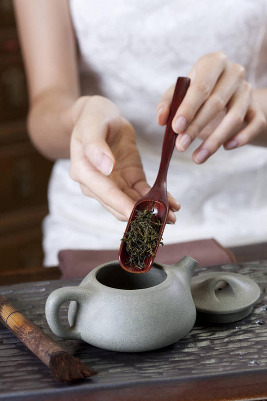 东方人,成年人,手,一个人,竖图,室内,特写,下午茶,茶,桌子,北京,中国,亚洲,仅一个年轻女性,仅一个女性,仅一个人,倒,准备,旗袍,材料,瓷器,壶,茶道,茶叶,食品,陶瓷制品,饮品,古典,茶盘,拿着,传统,饮食,食物,饮料,茶壶,容器,茶馆,花茶,职业,陶器,服务,摄影,中国茶,高雅,可口,清新,中国文化,古典风格,东亚,东亚文化,适口,年轻女性,女人,女性,亚洲人,中国人,年轻人,彩图,传统服装,传统文化,茶匙