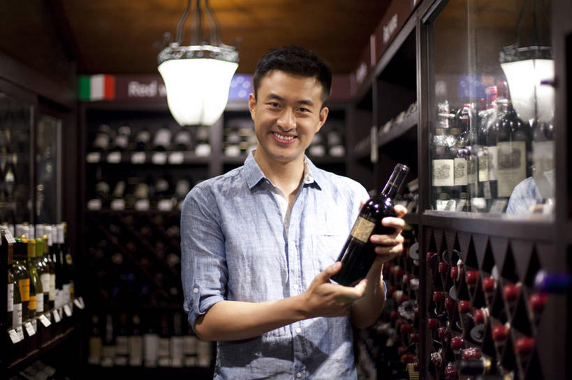 葡萄酒,东方人,中年人,一个人,家庭,商店,站,微笑,横图,室内,正面,衬衫,购物,快乐,消费,北京,中国,亚洲,仅一个男性,许多,检查,商品,酒类,很多,拿着,休闲装,货摊,饮食,酒窖,架子,酒,酒瓶,饮料,排列,休闲,温暖,温馨,一家人,决定,零售,摄影,发现,和睦,挑选,华贵,选择,东亚,忠告,男人,男性,中年男性,亚洲人,中国人,半身,彩图,融洽