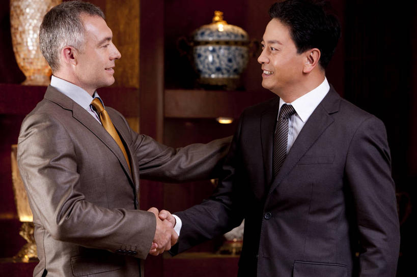 东方人,西方人,成年人,中年人,老年人,两个人,同事,商务人士,商务男性,站,握手,微笑,横图,室内,正面,衬衫,商务,快乐,幸福,成功,合作,团队,集体,信心,酒店,北京,欧洲,中国,欧洲人,亚洲,套装,娱乐,大厅,队伍,会所,面对面,同意,财富,投资,俱乐部,摄影,权威,领导,成就,祝贺,华贵,商务装,合伙,领袖,工薪阶层,东亚,欧洲文化,把握,老年男性,男人,男性,白种人,亚洲人,中国人,白领,上班族,半身,彩图,衬衣,首席执行官,头等舱,上层阶级,白色人种,社交,掌控