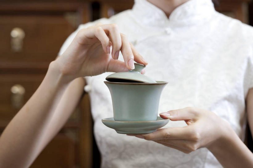 东方人,成年人,手,一个人,横图,室内,正面,下午茶,茶,北京,中国,亚洲,仅一个年轻女性,仅一个女性,仅一个人,准备,旗袍,茶道,食品,饮品,古典,杯,拿着,传统,饮食,食物,饮料,茶碟,容器,茶馆,职业,陶器,摄影,有机食品,中国茶,部分,高雅,可口,清新,中国文化,古典风格,东亚,热饮,东亚文化,健康食物,适口,年轻女性,女人,女性,亚洲人,中国人,年轻人,茶杯,彩图,传统服装,给予,传统文化,青瓷
