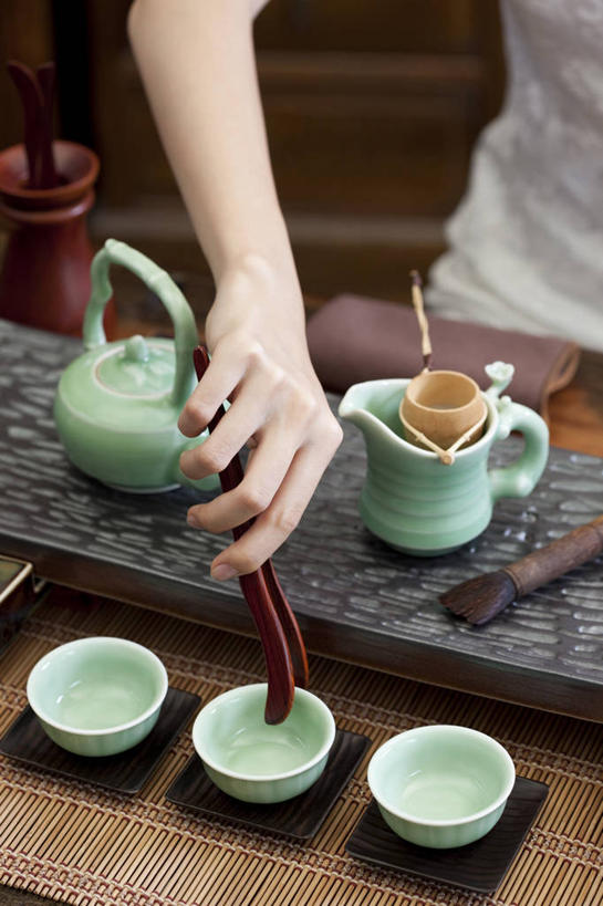 东方人,成年人,手,一个人,竖图,室内,特写,下午茶,茶,桌子,北京,中国,亚洲,仅一个年轻女性,仅一个女性,仅一个人,准备,材料,瓷器,壶,镊子,茶道,食品,陶瓷制品,饮品,古典,杯,茶盘,拿着,传统,饮食,食物,饮料,茶壶,容器,茶馆,花茶,职业,服务,摄影,有机食品,中国茶,高雅,可口,中国文化,古典风格,东亚,滤茶器,东亚文化,适口,年轻女性,女人,女性,亚洲人,中国人,年轻人,茶杯,彩图,传统文化,青瓷