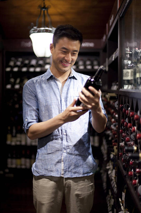 葡萄酒,东方人,中年人,一个人,家庭,商店,站,微笑,竖图,室内,正面,衬衫,购物,快乐,消费,北京,中国,亚洲,仅一个男性,许多,检查,商品,酒类,很多,拿着,休闲装,货摊,饮食,酒窖,架子,酒,酒瓶,饮料,排列,休闲,温暖,温馨,一家人,决定,零售,摄影,发现,和睦,挑选,华贵,选择,东亚,男人,男性,中年男性,亚洲人,中国人,彩图,融洽