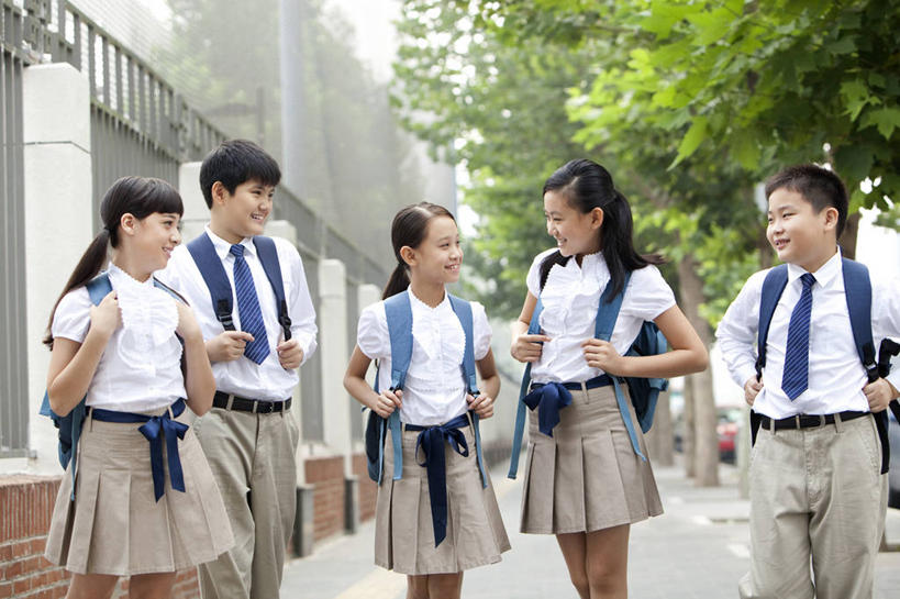 东方人,西方人,儿童,学生,微笑,横图,室外,白天,正面,裙子,快乐,友谊,幸福,纯洁,路,北京,欧洲,中国,欧洲人,亚洲,五个人,正装,书包,人行道,围墙,教育,校园,小孩,背包,健康,面对面,校服,活力,可爱,童年,童趣,摄影,生长,生活方式,早晨,童真,东亚,烂漫,无邪,无忧无虑,天真,男孩,女孩,白种人,亚洲人,中国人,孩子,步行,说话,彩图,小学,男生,女生,小学生,白色人种,国际学校,挨着