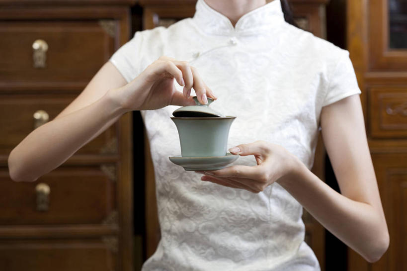 东方人,成年人,手,一个人,横图,室内,正面,下午茶,茶,柜子,北京,中国,亚洲,仅一个年轻女性,仅一个女性,仅一个人,准备,旗袍,茶道,食品,饮品,古典,杯,拿着,传统,饮食,食物,饮料,茶碟,容器,茶馆,职业,陶器,服务,摄影,有机食品,中国茶,部分,高雅,可口,清新,中国文化,古典风格,东亚,热饮,东亚文化,健康食物,适口,年轻女性,女人,女性,亚洲人,中国人,年轻人,茶杯,彩图,传统服装,给予,传统文化,青瓷