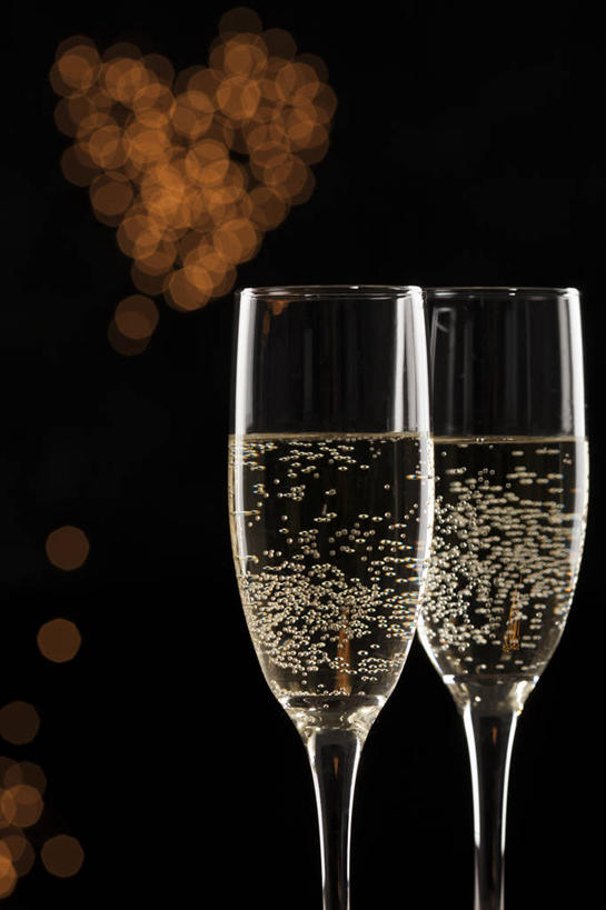 无人,竖图,特写,夜晚,静物,北京,亚洲,黑色背景,透明,发光,光线,食品,光芒,酒类,饮品,浪漫,饮食,酒,食物,饮料,香槟,约会,摄影,部分,照亮,葡萄酒杯,可口,华贵,东亚,适口,心型,玻璃杯,彩图