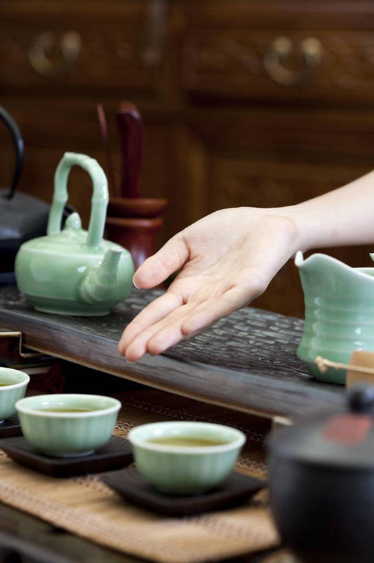 东方人,成年人,手,一个人,竖图,室内,下午茶,茶,北京,中国,亚洲,仅一个年轻女性,仅一个女性,仅一个人,准备,壶,绿茶,茶道,食品,饮品,古典,杯,茶盘,传统,饮食,食物,饮料,茶碟,茶壶,容器,茶馆,花茶,职业,陶器,服务,摄影,有机食品,中国茶,部分,高雅,可口,清新,中国文化,出示,古典风格,东亚,热饮,东亚文化,健康食物,适口,年轻女性,女人,女性,亚洲人,中国人,年轻人,茶杯,彩图,请柬,传统文化,茶叶盒,青瓷