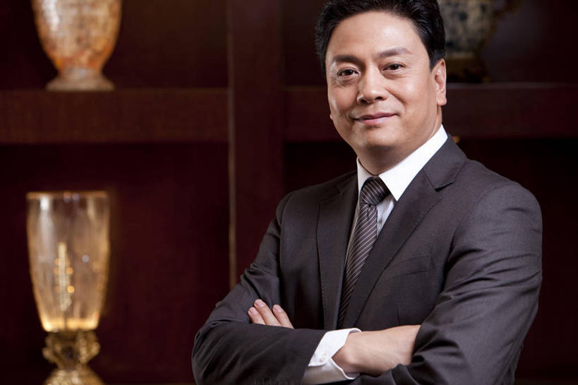 东方人,成年人,中年人,老年人,脸,头,脸颊,一个人,商务人士,商务男性,站,双手交叉,微笑,横图,室内,留白,正面,衬衫,商务,快乐,满意,幸福,骄傲,成功,信心,酒店,北京,中国,亚洲,仅一个男性,仅一个人,仅一个中年男性,套装,娱乐,大厅,会所,肩膀,财富,俱乐部,摄影,生活方式,权威,领导,双手抱胸,享乐,成就,华贵,商务装,工薪阶层,东亚,欧洲文化,把握,老年男性,男人,男性,中年男性,亚洲人,中国人,头部,脸部,脸蛋,面部,白领,上班族,彩图,衬衣,首席执行官,头等舱,上层阶级,社交,掌控