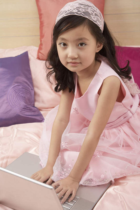 冲浪,儿童,一个人,坐,室内,正面,仰视,纯洁,笔记本电脑,互联网,技术,床,北京,中国,亚洲,仅一个女性,仅一个人,小孩,枕头,仅一个小孩,放松,可爱,乐趣,童年,童趣,摄影,生长,协调,享乐,童真,烂漫,无邪,搜寻,天真,女孩,女人,女性,中国人,孩子,触摸,彩图,低角度拍摄,女生