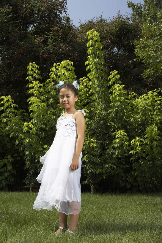 儿童,一个人,公园,站,微笑,竖图,留白,侧面,仰视,裙子,纯洁,信心,北京,中国,亚洲,仅一个女性,仅一个人,草,小孩,绿色,自然,夏天,仅一个小孩,可爱,童年,童趣,摄影,生长,享乐,肖像,童真,烂漫,无邪,天真,女孩,女人,女性,中国人,孩子,彩图,低角度拍摄,女生