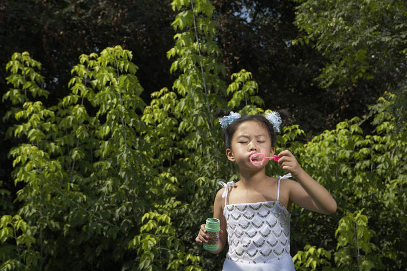 儿童,一个人,公园,站,横图,留白,正面,仰视,裙子,幸福,纯洁,北京,中国,亚洲,仅一个女性,仅一个人,吹气,草,小孩,绿色,自然,泡泡,夏天,仅一个小孩,可爱,童年,童趣,摄影,生长,播放,童真,烂漫,无邪,无忧无虑,天真,女孩,女人,女性,中国人,孩子,半身,彩图,低角度拍摄,女生,好奇心