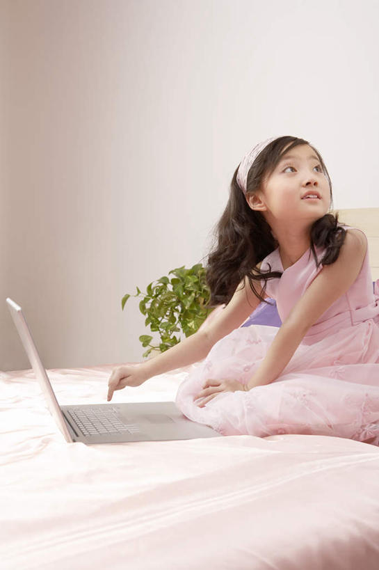 冲浪,儿童,一个人,坐,竖图,室内,正面,仰视,纯洁,笔记本电脑,互联网,技术,床,北京,中国,亚洲,仅一个女性,仅一个人,小孩,看,仅一个小孩,放松,可爱,乐趣,童年,童趣,摄影,生长,协调,享乐,童真,烂漫,无邪,搜寻,天真,女孩,女人,女性,中国人,孩子,彩图,低角度拍摄,女生