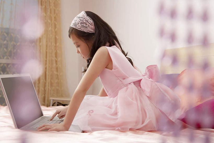 冲浪,儿童,一个人,坐,横图,室内,正面,仰视,纯洁,笔记本电脑,互联网,技术,床,北京,中国,亚洲,仅一个女性,仅一个人,小孩,枕头,看,仅一个小孩,放松,可爱,乐趣,童年,童趣,摄影,生长,协调,享乐,发卡,童真,烂漫,无邪,搜寻,天真,女孩,女人,女性,中国人,孩子,彩图,低角度拍摄,女生