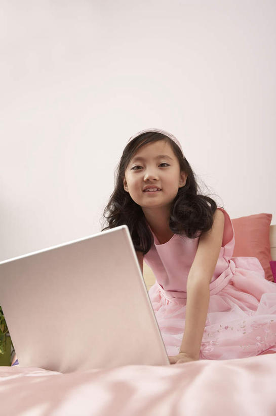 冲浪,儿童,一个人,坐,室内,正面,仰视,纯洁,笔记本电脑,互联网,技术,床,北京,中国,亚洲,仅一个女性,仅一个人,小孩,枕头,仅一个小孩,放松,可爱,乐趣,童年,童趣,摄影,生长,协调,享乐,童真,烂漫,无邪,搜寻,天真,女孩,女人,女性,中国人,孩子,触摸,彩图,低角度拍摄,女生