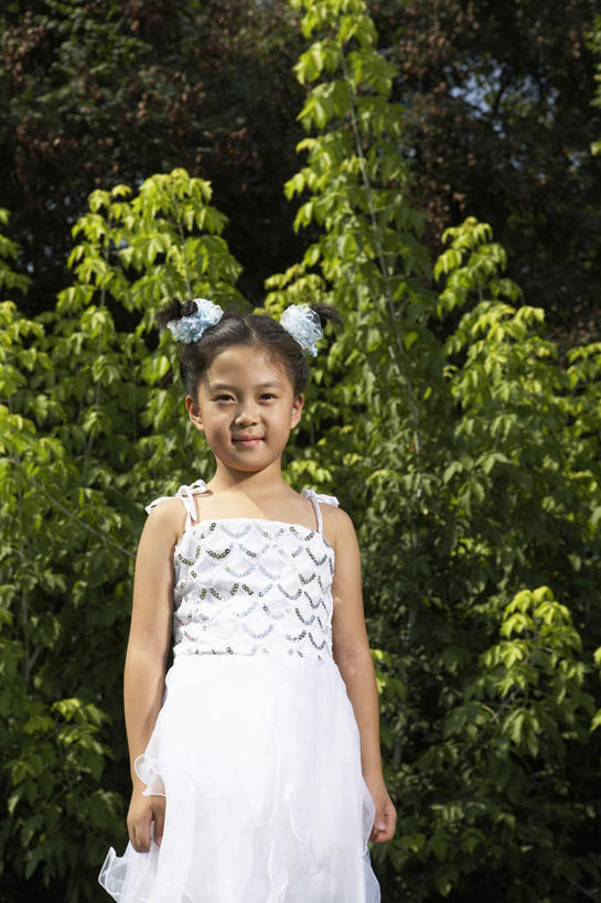 儿童,一个人,公园,站,微笑,竖图,留白,正面,仰视,裙子,纯洁,信心,北京,中国,亚洲,仅一个女性,仅一个人,草,小孩,绿色,自然,夏天,仅一个小孩,可爱,童年,童趣,摄影,生长,享乐,肖像,童真,烂漫,无邪,天真,女孩,女人,女性,中国人,孩子,彩图,低角度拍摄,女生