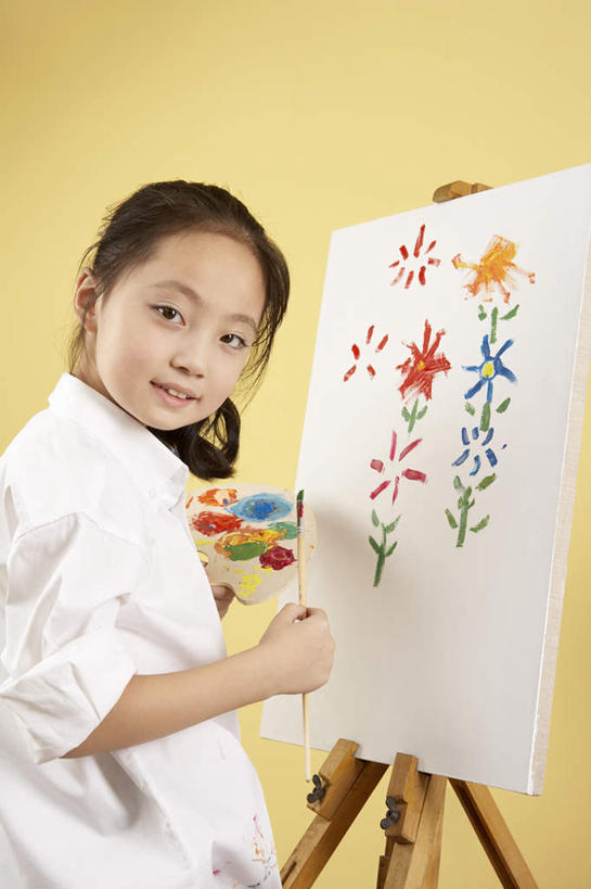 牛奶,儿童,一个人,站,微笑,竖图,俯视,室内,侧面,幸福,纯洁,信心,静物,花瓶,水果,北京,中国,亚洲,仅一个女性,仅一个人,艺术,书桌,画架,刺激,花,小孩,仅一个小孩,橙色,可爱,乐趣,童年,童趣,摄影,创造力,专心,知识,享乐,练习,作画,童真,烂漫,无邪,天真,女孩,女人,女性,中国人,孩子,画画,半身,彩图,高角度拍摄,美术工作室,女生,油画颜料