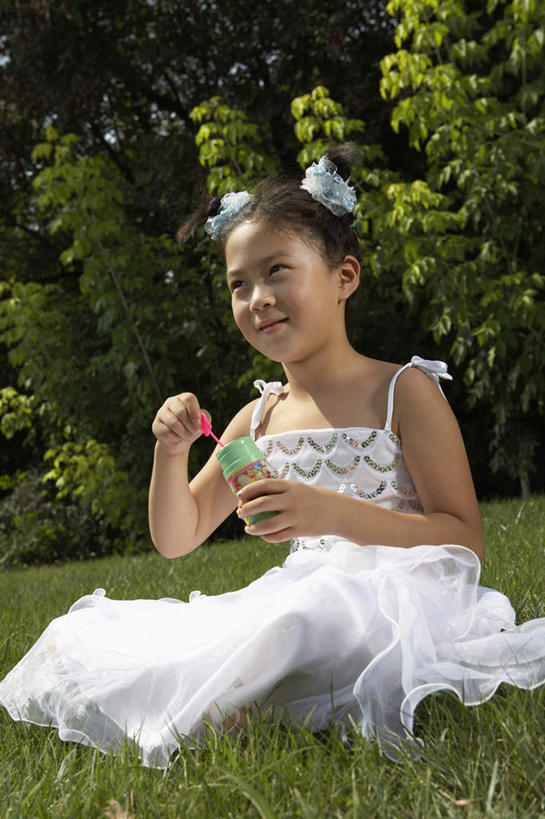 儿童,一个人,公园,坐,竖图,侧面,仰视,裙子,幸福,纯洁,北京,中国,亚洲,仅一个女性,仅一个人,吹气,草,小孩,绿色,自然,泡泡,夏天,仅一个小孩,可爱,童年,童趣,摄影,生长,播放,童真,烂漫,无邪,无忧无虑,天真,女孩,女人,女性,中国人,孩子,彩图,低角度拍摄,女生,好奇心