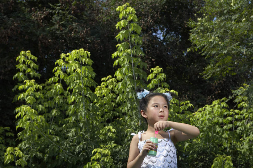 儿童,一个人,公园,站,横图,留白,正面,仰视,裙子,幸福,纯洁,北京,中国,亚洲,仅一个女性,仅一个人,吹气,草,小孩,绿色,自然,泡泡,夏天,仅一个小孩,可爱,童年,童趣,摄影,生长,播放,童真,烂漫,无邪,无忧无虑,天真,女孩,女人,女性,中国人,孩子,半身,彩图,低角度拍摄,女生,好奇心