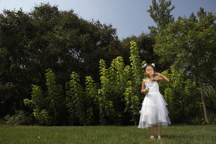 儿童,一个人,公园,站,横图,留白,正面,仰视,裙子,幸福,纯洁,北京,中国,亚洲,仅一个女性,仅一个人,吹气,草,小孩,绿色,自然,泡泡,夏天,仅一个小孩,可爱,童年,童趣,摄影,生长,播放,童真,烂漫,无邪,无忧无虑,天真,女孩,女人,女性,中国人,孩子,彩图,低角度拍摄,女生,好奇心