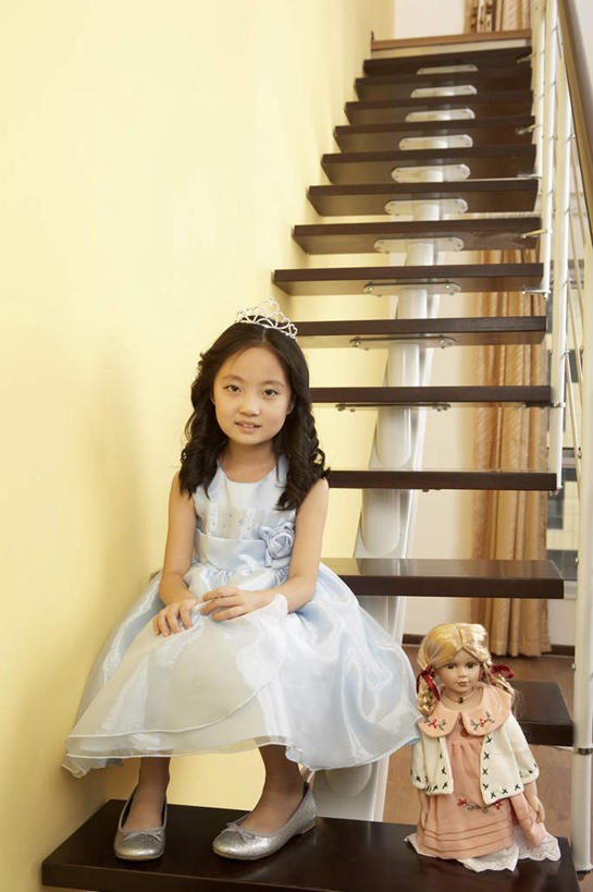 儿童,一个人,坐,微笑,竖图,俯视,室内,正面,童话故事,纯洁,北京,中国,亚洲,仅一个女性,仅一个人,并排,小孩,仅一个小孩,可爱,童年,童趣,摄影,生长,愉悦,公主,童真,烂漫,无邪,天真,女孩,女人,女性,中国人,孩子,王冠,彩图,高角度拍摄,女生