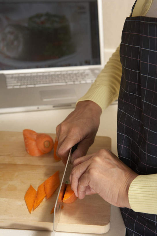 老年人,一个人,家庭,站,竖图,俯视,室内,侧面,笔记本电脑,胡萝卜,北京,中国,亚洲,围裙,食品,T恤,干净,活力,摄影,退休,知识,中国文化,切断,配方,老年女性,女人,女性,中国人,烹调,彩图,高角度拍摄