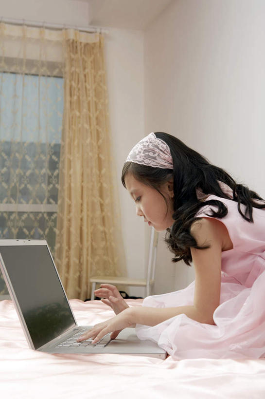 冲浪,儿童,一个人,坐,竖图,室内,正面,仰视,纯洁,笔记本电脑,互联网,技术,床,北京,中国,亚洲,仅一个女性,仅一个人,小孩,看,仅一个小孩,放松,可爱,乐趣,童年,童趣,摄影,生长,协调,享乐,发卡,童真,烂漫,无邪,搜寻,天真,女孩,女人,女性,中国人,孩子,彩图,低角度拍摄,女生