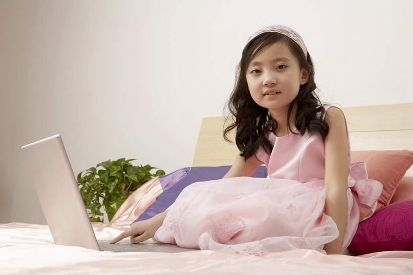冲浪,儿童,一个人,坐,横图,室内,正面,仰视,纯洁,笔记本电脑,互联网,技术,床,北京,中国,亚洲,仅一个女性,仅一个人,小孩,枕头,仅一个小孩,放松,可爱,乐趣,童年,童趣,摄影,生长,协调,享乐,童真,烂漫,无邪,搜寻,天真,女孩,女人,女性,中国人,孩子,触摸,彩图,低角度拍摄,女生