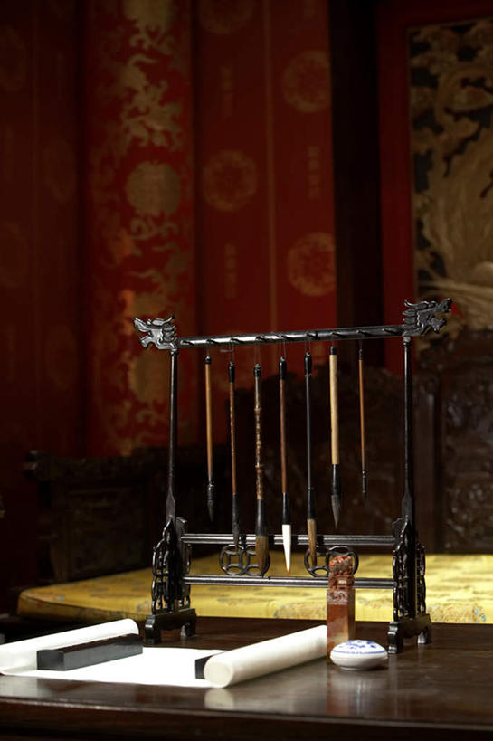 无人,设计师,竖图,室内,正面,侧面,仰视,桌子,建筑,静物,亚洲,吊挂,悬挂,木制,雕刻,雕像,墨水,纸,房屋,围墙,挂,刷,历史,传统,画笔,工艺品,汉字,块状,古董,鹅毛笔,复杂,起居室,近景,中国文化,手艺,东亚,东亚文化,北京市,古代文明,知识产权,木工,彩图,低角度拍摄,传统文化,过去