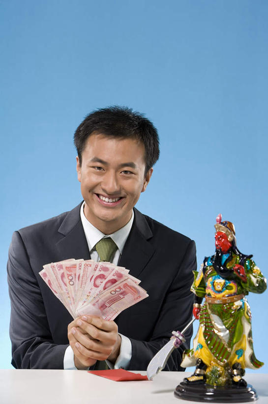 一个人,商务人士,坐,笑,微笑,竖图,室内,正面,仰视,商务,欣喜若狂,成功,北京,中国,亚洲,领带,手势,财富,摄影,中国文化,年轻男性,中国人,年轻人,彩图,低角度拍摄,影棚拍摄,打手势