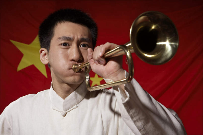 东方人,成年人,脸,头,脸颊,一个人,站,横图,室内,正面,快乐,兴奋,热情,旗帜,北京,亚洲,仅一个男性,仅一个人,节日,欢呼,庆祝,标语,瓷器,乐器,小号,音乐,拿着,文化,表演者,吹气,刺激,肩膀,仅一个年轻男性,红色,职业,庆典,力量,摄影,纪念,灵感,专心,国庆,中国文化,挑战,中国国旗,东亚,爱国主义,国庆节,军号,技能,男人,男性,年轻男性,亚洲人,中国人,年轻人,头部,脸部,脸蛋,面部,休闲活动,彩图,影棚拍摄,传统服装,精力