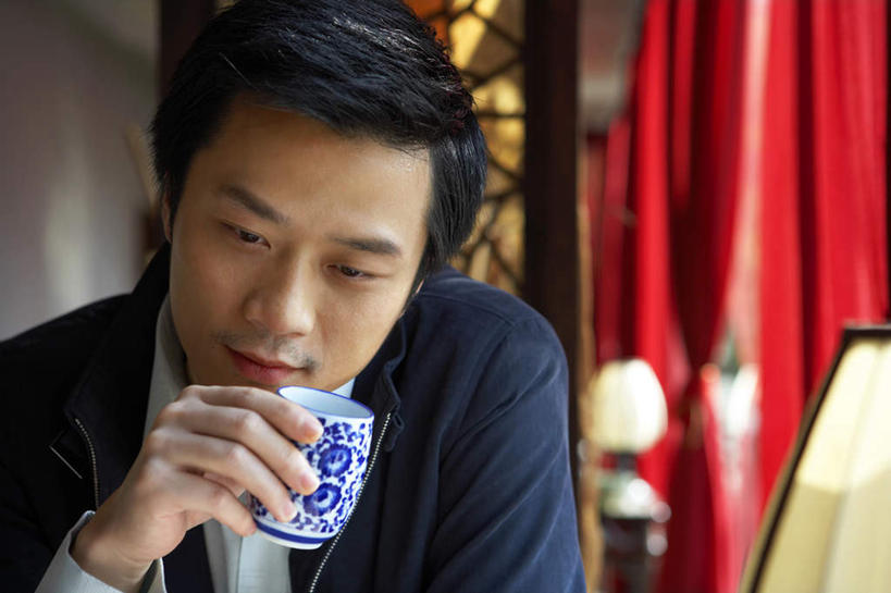 东方人,脸,头,脸颊,一个人,商务人士,商务男性,坐,横图,室内,留白,正面,衬衫,商务,窗户,报纸,北京,亚洲,仅一个男性,仅一个人,喝,套装,瓷器,茶叶,休闲装,传统,饮食,肩膀,仅一个年轻男性,茶馆,思考,放松,想,摄影,专心,商务装,工薪阶层,东亚,热饮,男人,男性,年轻男性,亚洲人,中国人,年轻人,头部,脸部,脸蛋,面部,白领,上班族,茶杯,休闲活动,彩图,衬衣