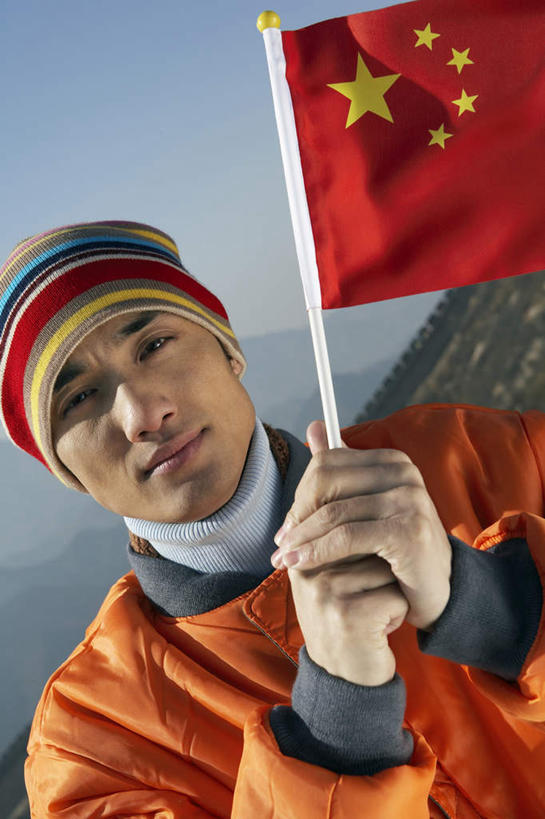 东方人,成年人,脸,头,脸颊,一个人,站,微笑,竖图,室外,白天,正面,旅游,度假,探险,骄傲,美景,旗帜,帽子,长城,亚洲,行人,游客,游人,瓷器,景观,挥手,拿着,休闲装,娱乐,外套,城墙,路人,旅客,肩膀,风景,自然,手套,地标建筑,享受,休闲,景色,放松,探索,摄影,早晨,中国文化,自然风光,问候,肖像,户外活动,古典风格,中国国旗,东亚,爱国主义,编织帽,茄克,古代文明,过客,冒险,中午,男人,男性,年轻男性,亚洲人,中国人,年轻人,头部,脸部,脸蛋,面部,休闲活动,半身,彩图,旅行,拜年