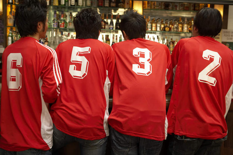 东方人,成年人,四个人,酒吧,站,横图,室内,白天,制服,时尚,夜生活,快乐,友谊,幸福,热情,运动,吧台,北京,亚洲,一排,连接,整齐,并排,瓷器,折扇,酒类,娱乐,刺激,酒,饮料,排列,背面,个性,活力,摄影,生活方式,观看,支撑,酷,享乐,愉悦,队列,东亚,队服,爱国主义,男人,男性,年轻男性,亚洲人,中国人,年轻人,彩图,欢乐,酒馆