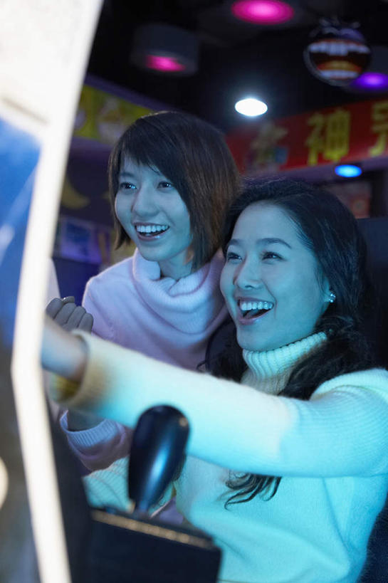 东方人,儿童,少年,成年人,一个人,两个人,学生,站,坐,微笑,竖图,室内,正面,毛衣,度假,夜生活,游戏,快乐,兴奋,友谊,纯洁,中国,亚洲,仅一个年轻女性,仅一个女性,仅一个人,放牧,休闲装,小孩,看,仅一个小孩,休闲,放松,可爱,童年,童趣,照亮,专心,享乐,游戏厅,童真,东亚,烂漫,无邪,北京市,快活,欢愉,康乐,天真,年轻女性,女孩,女人,女性,亚洲人,中国人,孩子,年轻人,休闲活动,半身,彩图,高兴,女生,电子游戏机,计算机游戏