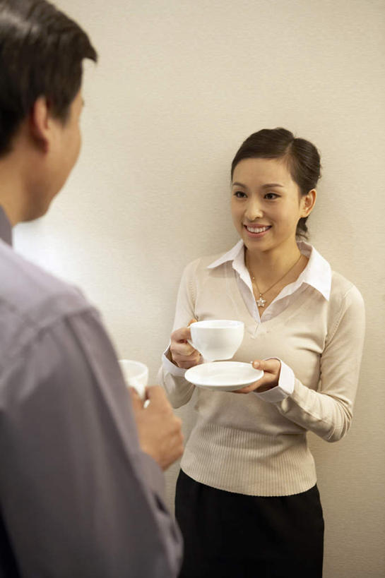 东方人,成年人,中年人,两个人,商务人士,商务男性,商务女性,办公室,站,笑,微笑,露齿笑,竖图,室内,正面,毛衣,衬衫,商务,快乐,中国,亚洲,喝,套装,围墙,咖啡杯,拿着,饮食,背面,茶碟,社区,职业,休息,办公大楼,放松,经理,近景,商务装,工薪阶层,东亚,北京市,茶水间,年轻女性,中年男性,亚洲人,中国人,年轻人,白领,上班族,彩图,衬衣,办公室职员