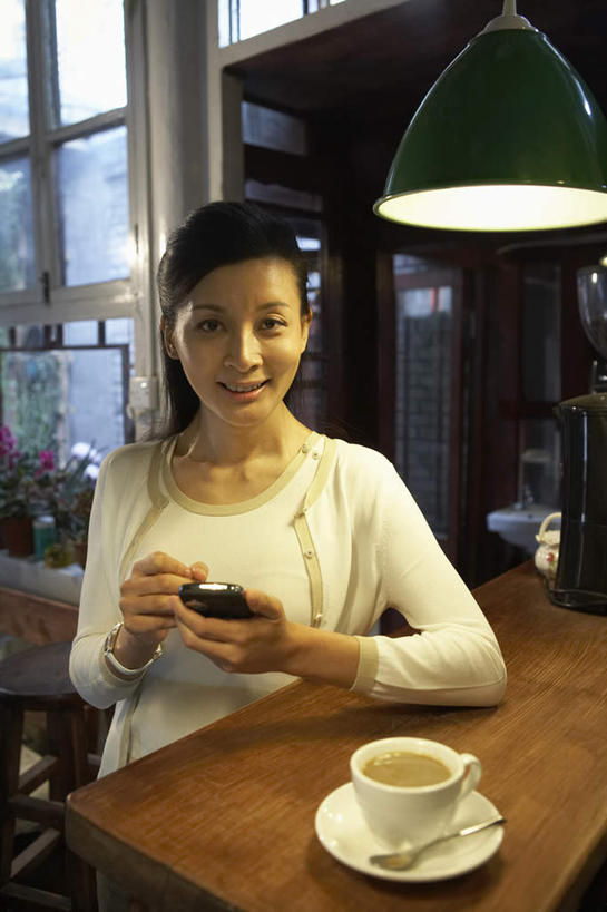咖啡,一个人,商务人士,商务女性,坐,微笑,竖图,俯视,室内,正面,毛衣,通讯,技术,北京,中国,套装,咖啡杯,灯,摄影,商务装,工薪阶层,东亚,咖啡滤纸,中国人,白领,上班族,半身,彩图,高角度拍摄,咖啡馆