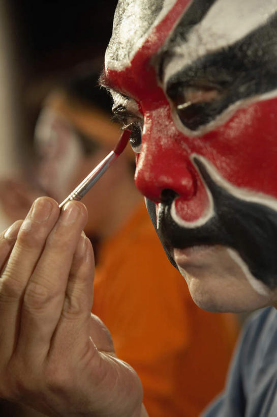 成年人,中年人,老年人,手,一个人,演员,电影明星,舞台,竖图,室内,特写,侧面,化妆,绘画,镜子,亚洲,仅一个男性,仅一个人,仅一个中年男性,表演,准备,艺术,瓷器,古典,刷,拿着,文化,表演者,传统,红色,黑色,画笔,工艺品,品味,思考,部分,美术,专心,高雅,中国文化,决心,改变,更衣室,京剧,东亚,北京市,美学,贡献,老年男性,男人,男性,中年男性,亚洲人,中国人,影视明星,彩图,中国戏曲,传统文化,京剧演员