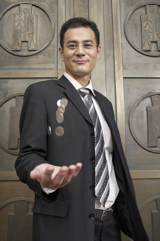 东方人,成年人,中年人,一个人,商务人士,商务男性,站,微笑,横图,竖图,室外,白天,正面,衬衫,商务,快乐,满意,兴奋,自由,赚钱,骄傲,成功,胜利,信心,竞争,建筑业,门,街道,上海,亚洲,仅一个男性,仅一个人,仅一个中年男性,捆扎,套装,正装,瓷器,眼镜,大门,云,古城,人行道,带子,注视,刺激,外滩,观察,看,职业,活力,决定,自信,金融,生活方式,观看,支撑,动作,混合,察看,享乐,敏捷,愉悦,都市风光,关注,清新,商务装,工薪阶层,东亚,能力,货币,硬币,铁饼,男人,男性,中年男性,亚洲人,中国人,白领,上班族,半身,彩图,衬衣,欢乐,开心