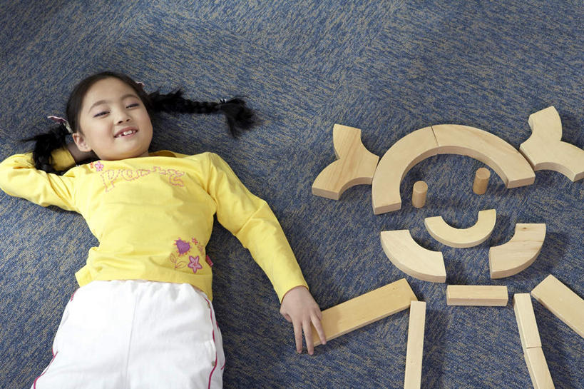 东方人,儿童,头发,一个人,学生,躺,笑,微笑,露齿笑,横图,俯视,室内,白天,正面,夜生活,快乐,兴奋,纯洁,玩具,亚洲,仅一个女性,仅一个人,抱头,木制,瓷器,教育,休闲装,刺激,小孩,黑色,仅一个小孩,教室,积木,放松,幻想,可爱,童年,童趣,财富,块状,生长,麻花辫,灵感,双手抱头,创造力,享乐,愉悦,近景,想象,童真,东亚,烂漫,无邪,发展,北京市,捧首,捧头,快活,欢愉,康乐,无忧无虑,天真,女孩,女人,女性,亚洲人,中国人,孩子,休闲活动,手牵手,彩图,高角度拍摄,高兴,欢乐,女生,拟人